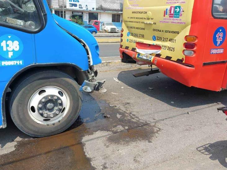 Chocan camiones urbanos en la carretera federal Córdoba Boca del Río