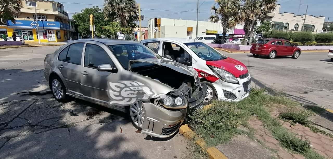 Fuerte Choque Entre Auto Particular Y Taxi En Coatzacoalcos