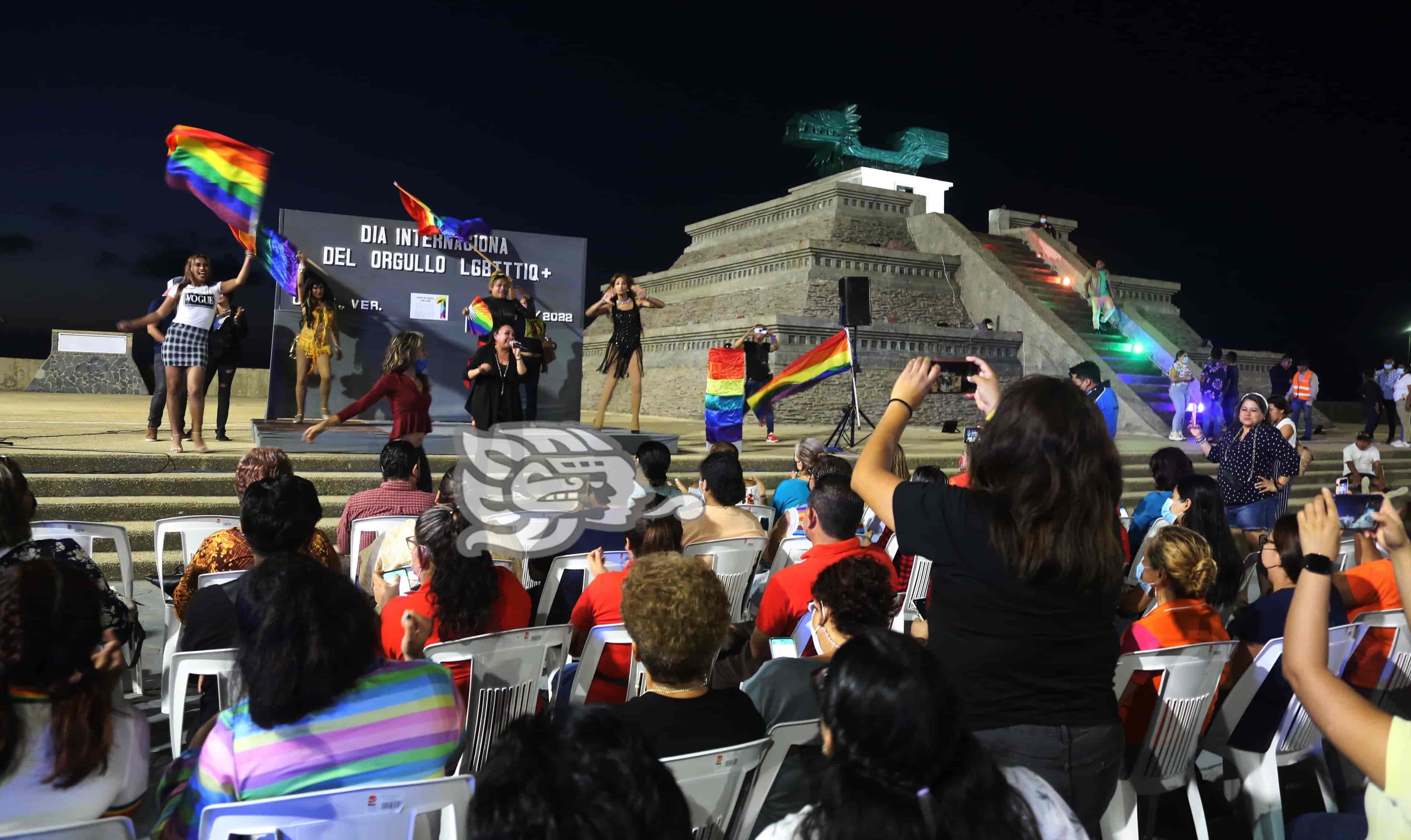 Video Iluminan pirámide para conmemorar el Día del Orgullo LGBT