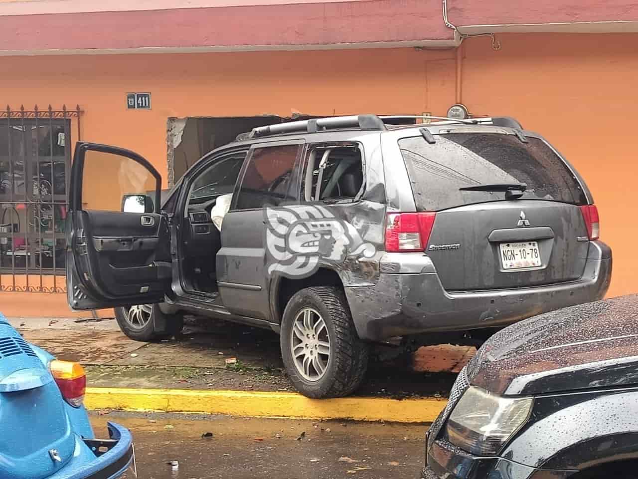 Camioneta chocó contra una casa en conocida avenida de Xalapa