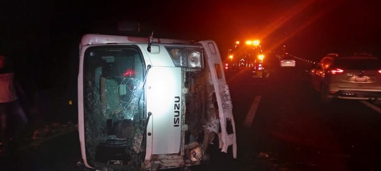 Vuelca Camioneta Sobre La Autopista Veracruz Cardel