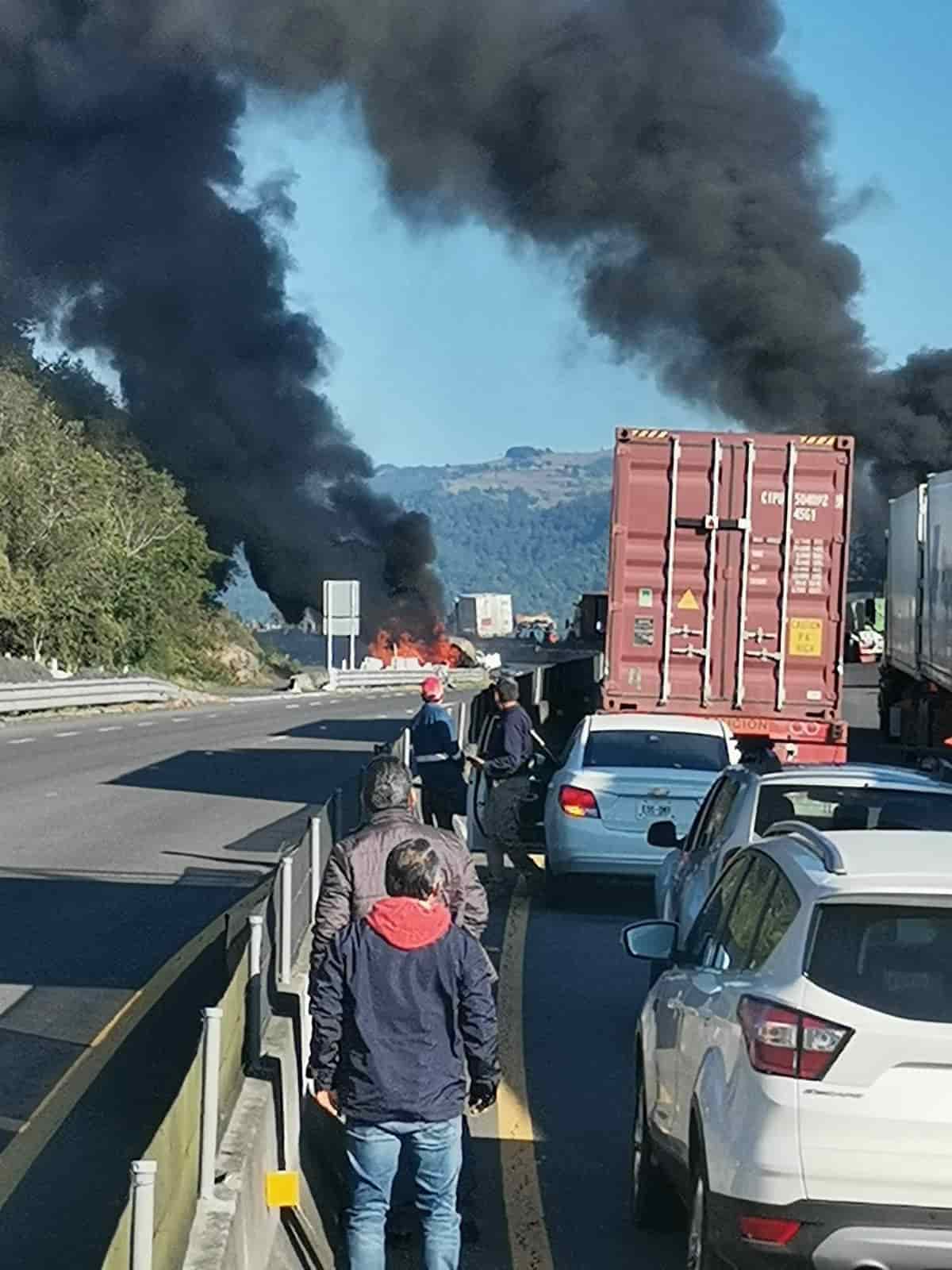 Se Incendia Pipa Sobre Libramiento Xalapa Perote