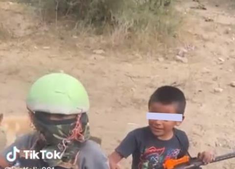 Niños juegan a hacer retén con armas de juguete