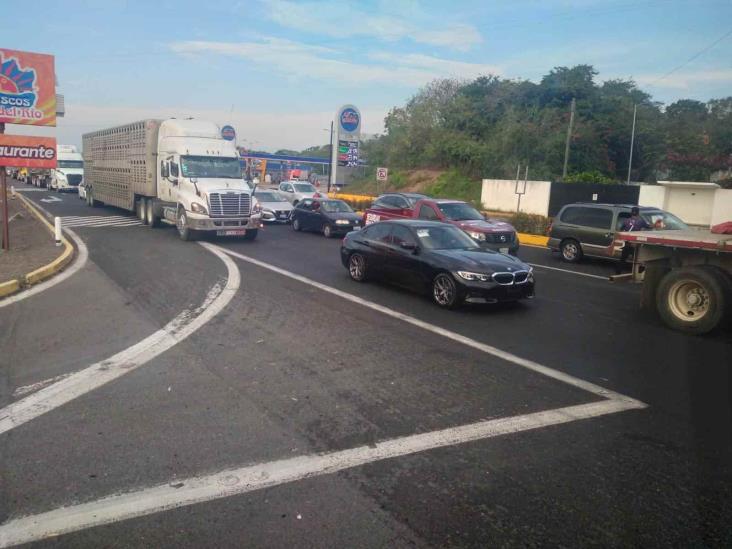 Vehículos hacen largas filas en caseta de La Antigua