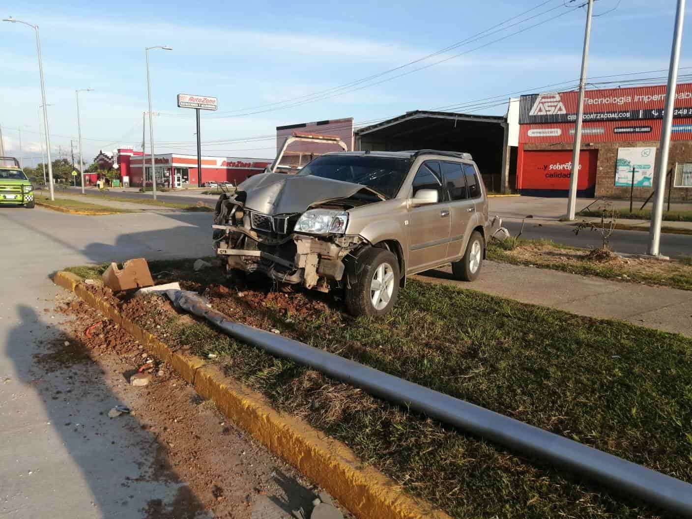 Choca Y Derriba Poste De Alumbrado En Coatzacoalcos