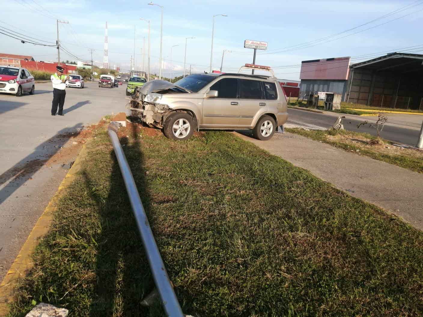 Choca Y Derriba Poste De Alumbrado En Coatzacoalcos