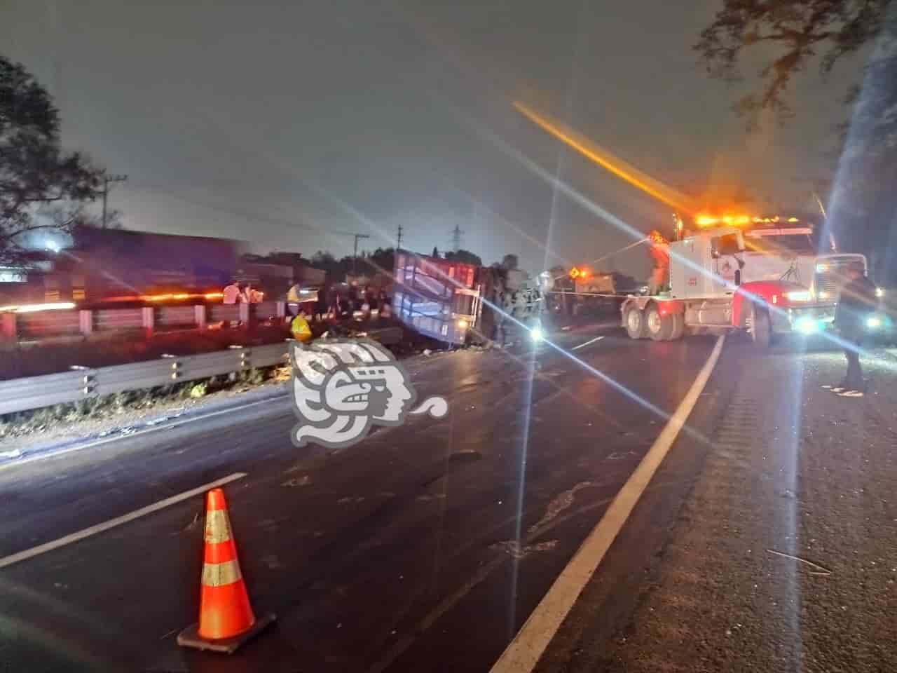 Vuelca Cami N Cargado De Frutas En Huiloapan