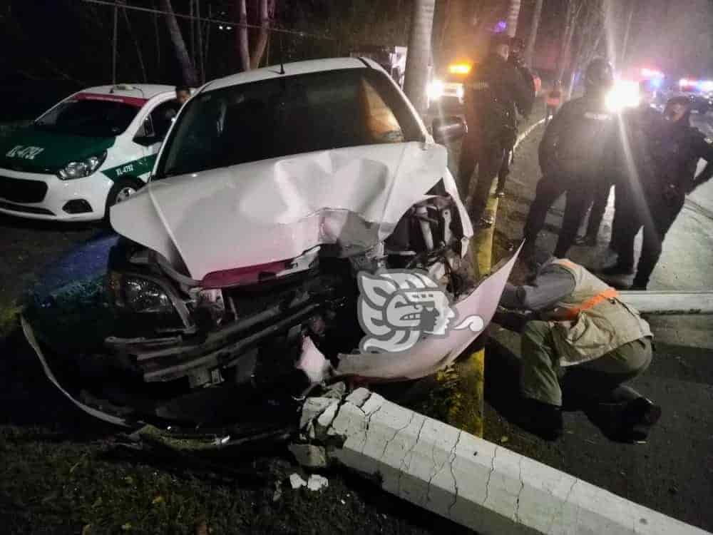 Choca Autom Vil Contra Poste En Avenida De Xalapa