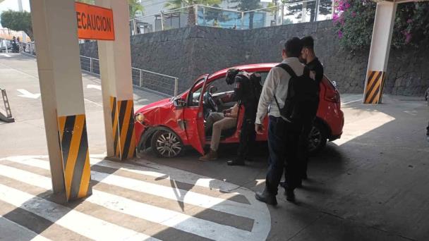 Choca Contra Un Pilar En Plaza Crystal Xalapa