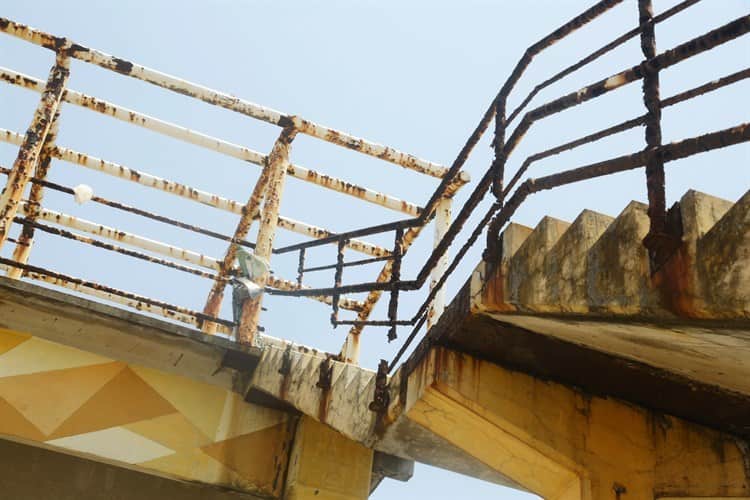 Pésimo estado de barandales de puente peatonal