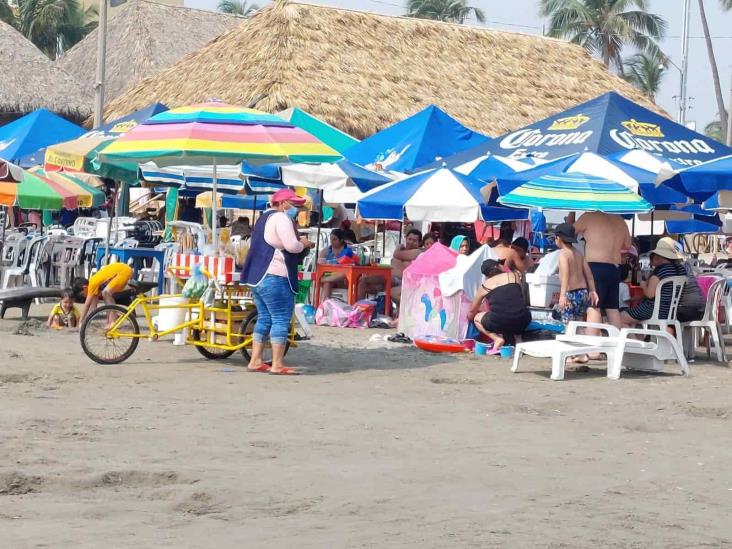 Turistas disfrutan del último día de vacaciones en playas de Veracruz