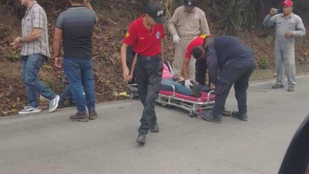 Se impacta motociclista contra camión en la Trancas Coatepec