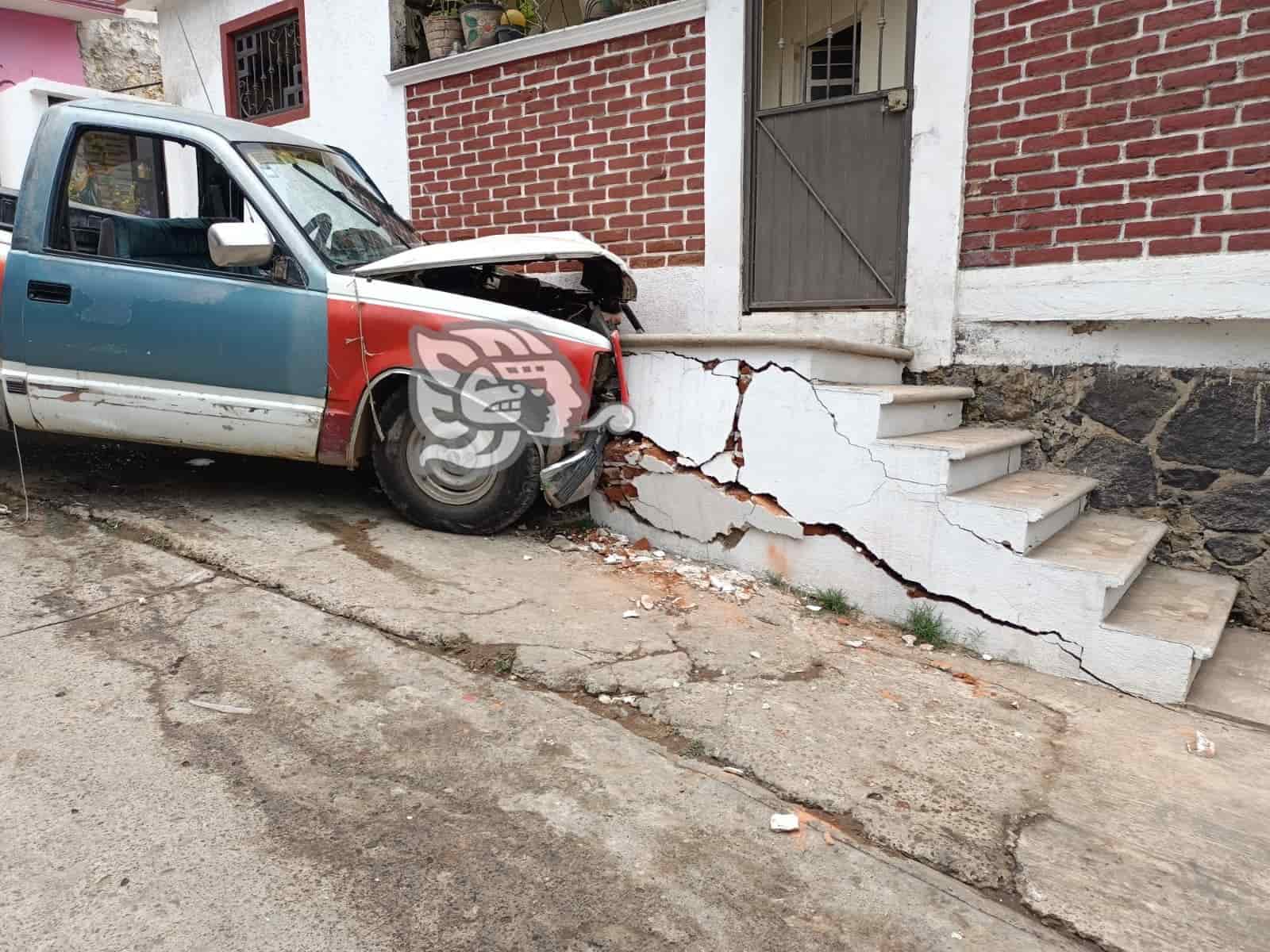 Se Estampa Camioneta Contra Escalinata En Colonia De Xalapa