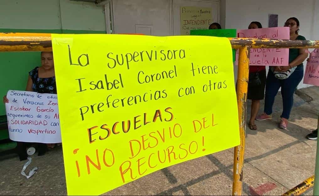 Padres de familia protestan en primaria de Minatitlán