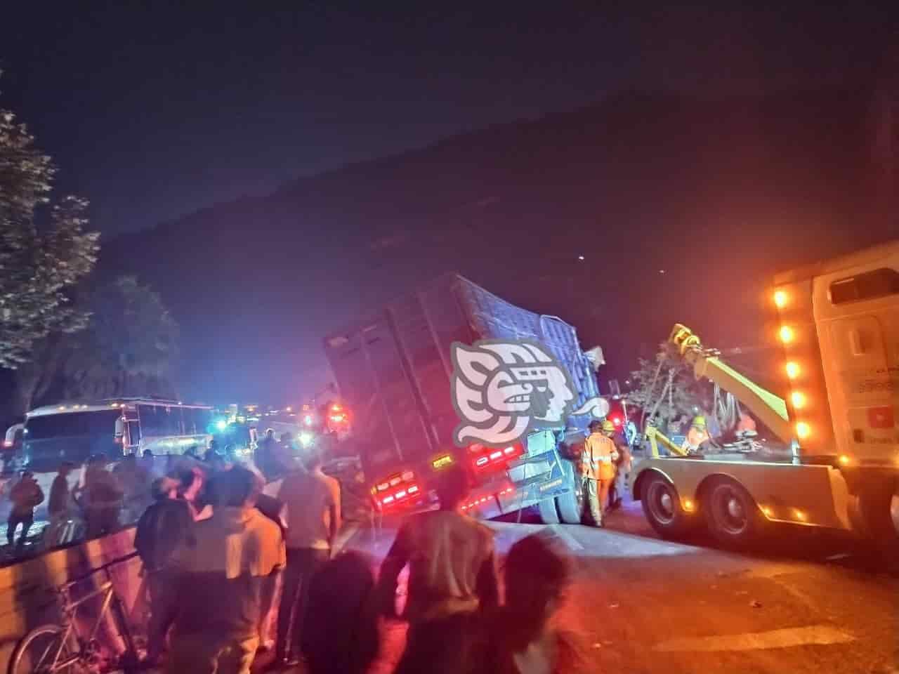 Vuelcan Camiones De Carga En Autopista Puebla Orizaba