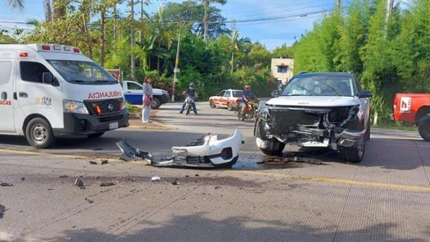 Veh Culos Chocan En El Entronque De La Carretera Coatepec