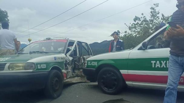 Carambola Dos Taxis Y Un Auto Protagonizan Choque En Carretera