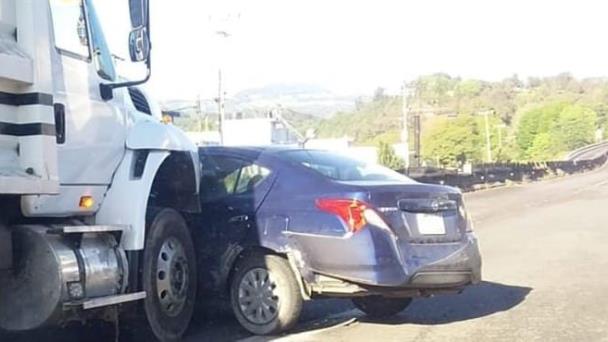 Camión de volteo chocó contra un auto en el Boulevard Banderilla