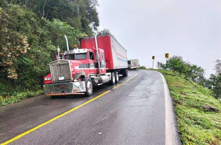 Se registra accidente de tráiler y autobús en la carretera Atzalan