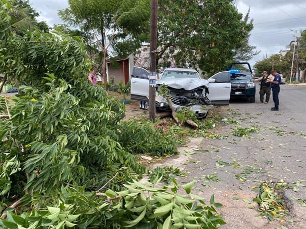 Conductora Estrella Su Camioneta Contra Un Rbol En La Colonia Las