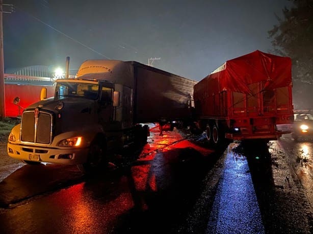 Cami N De Carga Y Tr Iler Protagonizan Aparatoso Choque En Carretera