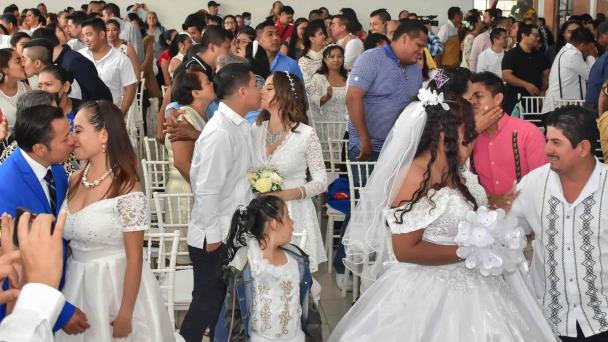 Más de cien parejas de Coatzacoalcos se casan en Bodas Colectivas 2024