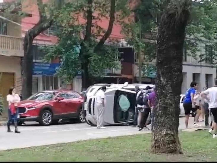 Camioneta Sufre Aparatosa Volcadura En Avenida Ruiz Cortines En Xalapa