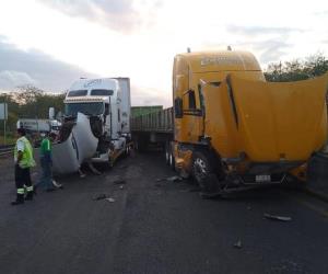 Chocan Tracto Camiones En Autopista Nuevo Teapa Cosolea