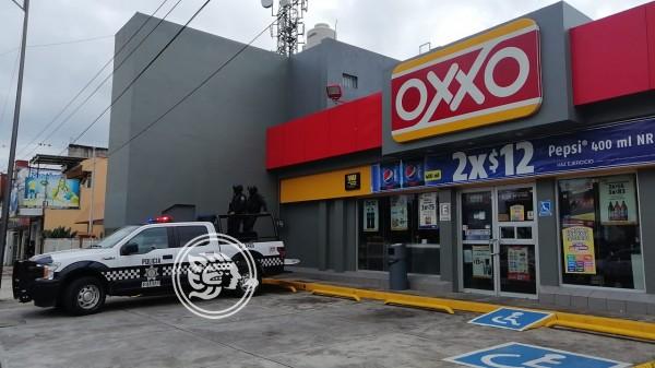 Hombres armados asaltan Oxxo en Córdoba