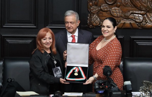 Hasta aclarar desapariciones, deja Rosario Ibarra medalla a AMLO