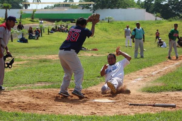 En Capoacán siguen los play offs del softbol libre varonil