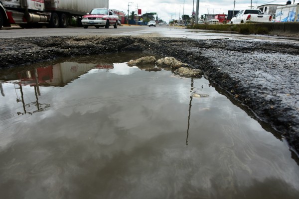 Lluvias destruyen carreteras del sur de Veracruz, reprochan a SIOP