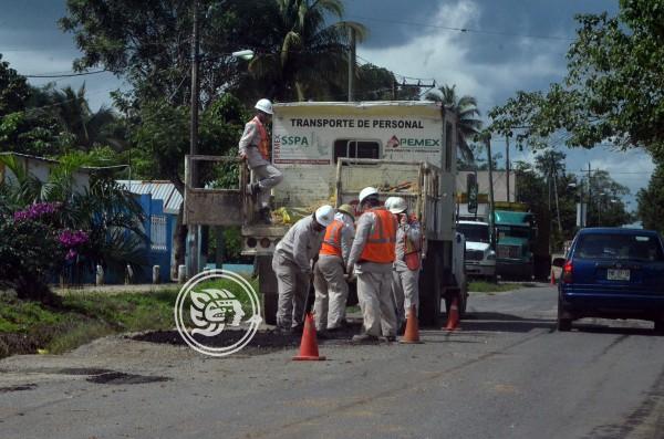 Faena de personal de Pemex en la carretera Paralelo-Las Choapas