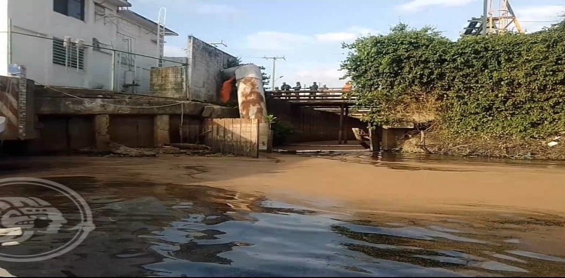 Desagüe de refinería Lázaro Cárdenas contamina el río Coatzacoalcos