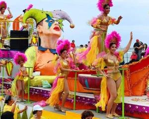 Delegaciones de Italia y Japón en el Carnaval 2020