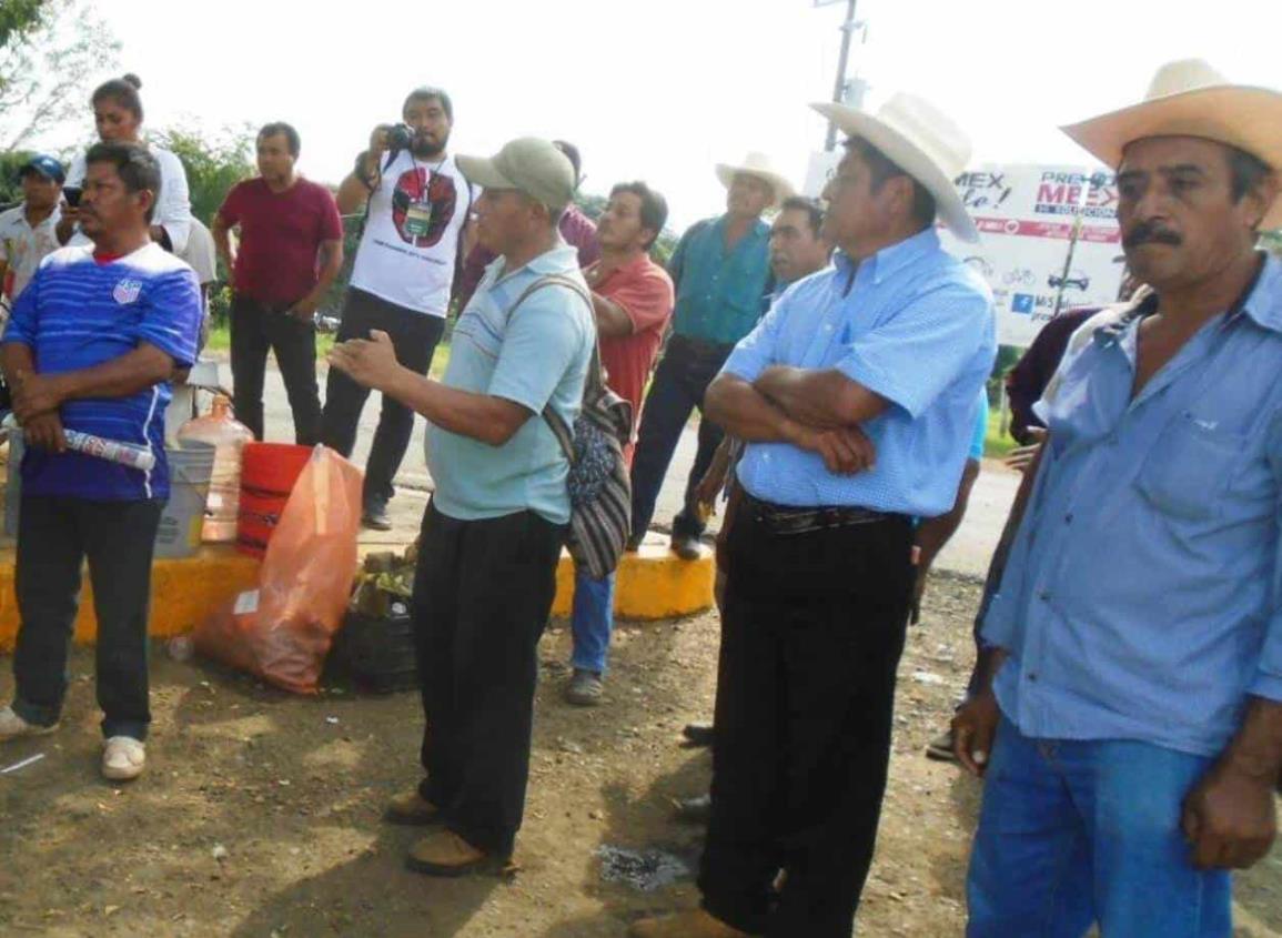 Alcaldes de Soteapan y Mecayapan plantan a campesinos; persiste bloqueo