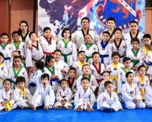 Taekwondoínes cierran  el año con nuevo grado