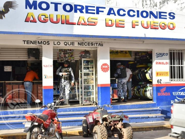 Empleado de refaccionaria recibe rozón de bala en Acayucan