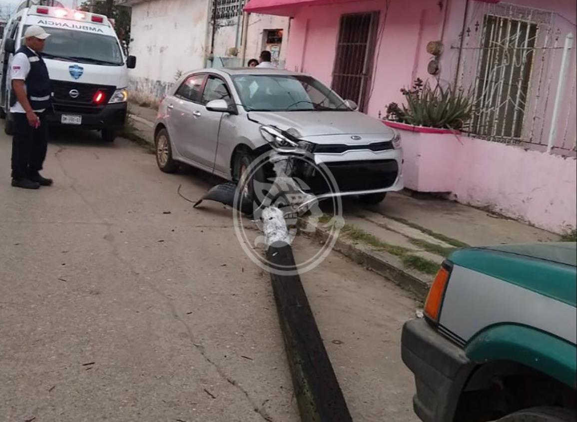 Vehículo se impacta con poste de Telmex en Cosamaloapan