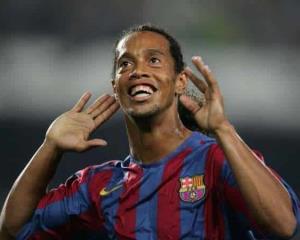 Ronaldinho se va del estadio antes de terminar su partido de despedida