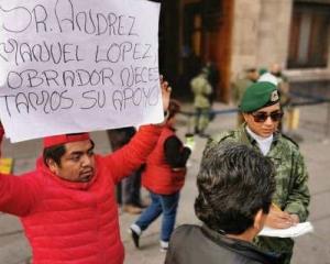 Familiares de heridos en balacera se manifiestan frente a Palacio Nacional