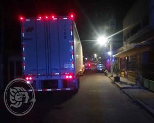Camión de carga derriba cableado en barrio de Acayucan