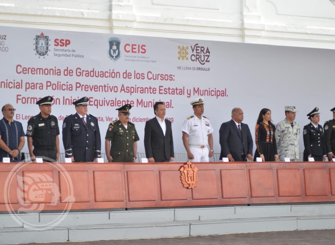 Cuitláhuac exhorta a nuevos oficiales de Policía, no caer en corrupción