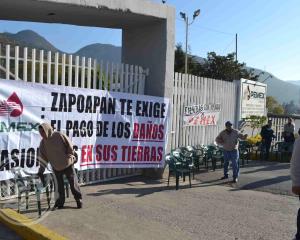 Protesta ante oficina de Pemex por falta de pagos por daños a cultivos
