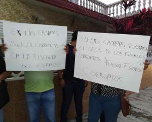 Protestan taxistas por tortura policial a compañero en Las Choapas