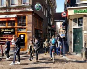 Por coronavirus, compras de pánico de mariguana en Holanda