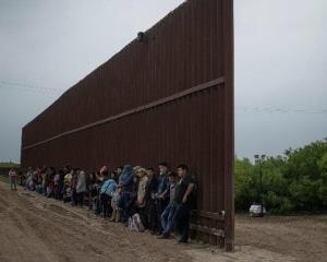 EU contempla mandar a migrantes a México por Covid-19