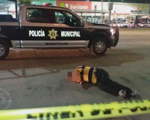 Asesinan a hombre frente centro comercial de Minatitlán