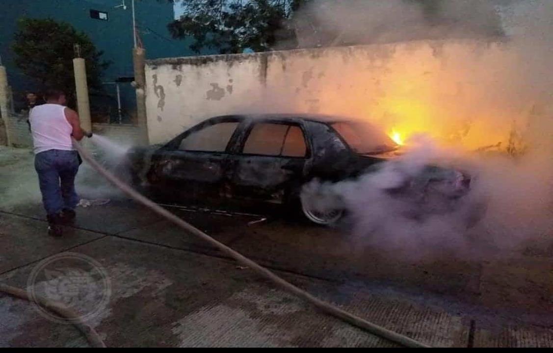 Incendio de vehículo y narcomanta generan operativo en Las Choapas