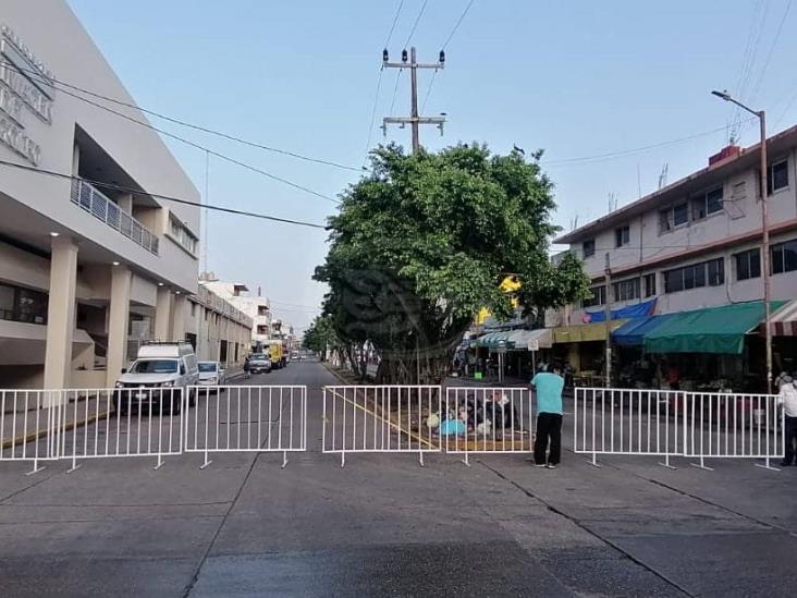 Aplican cierres en calles de Coatzacoalcos; acceso es sólo a pie